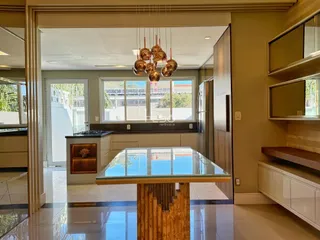 Vista da cozinha e sala de jantar de uma residência em Lajeado, Brasil.