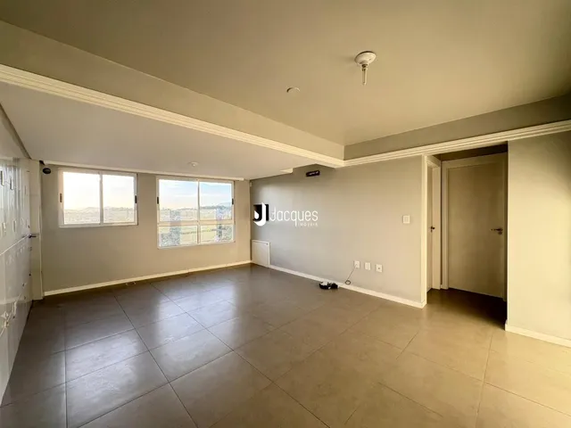 Sala de estar ampla com piso de cerâmica e janelas com vista.