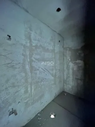 Parede interna com acabamento áspero em uma propriedade.