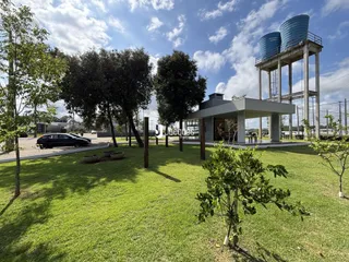 Vista externa de uma propriedade com jardim e árvores em Lajeado.