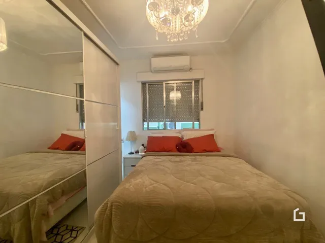 Quarto com cama de casal e ar condicionado instalado.