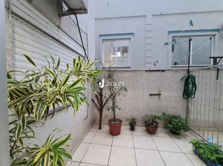 Vista da fachada de uma residência em Lajeado, Brasil, com vegetação no jardim.