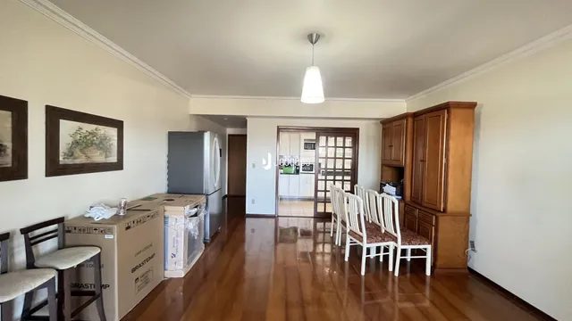 Interior de uma sala com piso de madeira e armários de madeira.