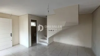 Interior de um ambiente com piso de cerâmica e paredes brancas.