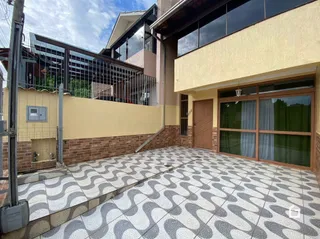 Fachada de uma residência em Lajeado, Brasil, com piso de cerâmica externa.