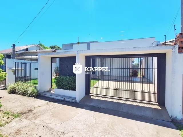 Fachada de uma residência em Lajeado, Brasil, com portão de metal preto.