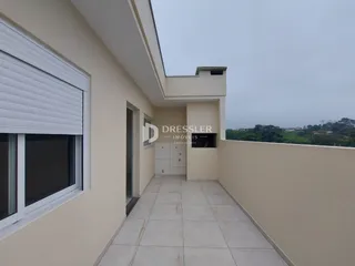 Vista da fachada de uma residência em Lajeado, Brasil, mostrando uma área externa de piso cerâmico.