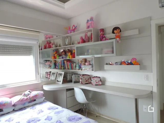 Quarto com cabeceira e estantes brancas em um imóvel no Brasil.