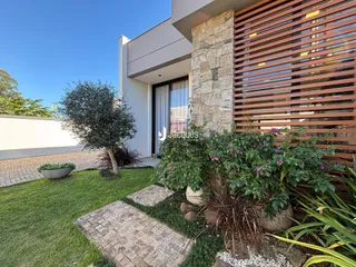 Fachada de uma residência em Lajeado, Brasil, com jardim e paisagismo.