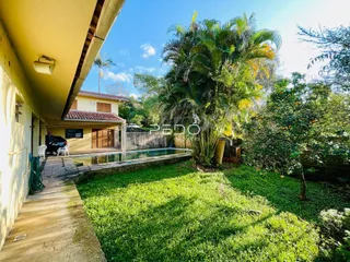 Foto da área externa com piscina e jardim de uma residência em Lajeado.