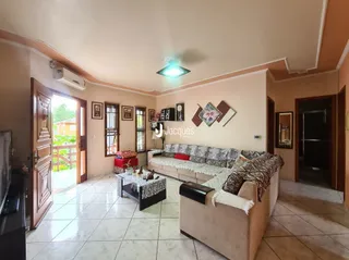 Sala de estar com piso de cerâmica e portas de madeira