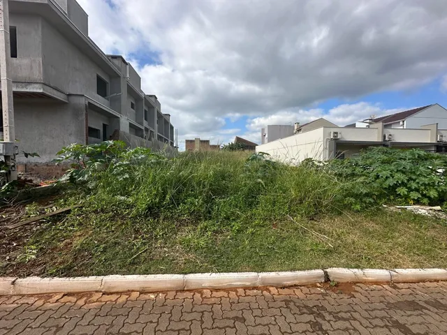 Foto da fachada de um imóvel em Lajeado, Brasil, com vegetação alta no primeiro plano.