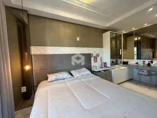 Quarto com cama grande e armário embutido na parede.