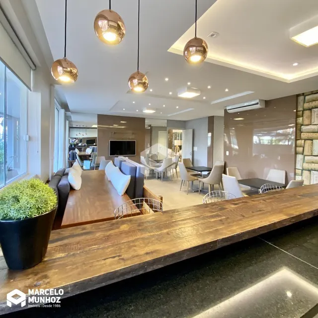 Vista interna de uma sala de estar com decoração moderna.