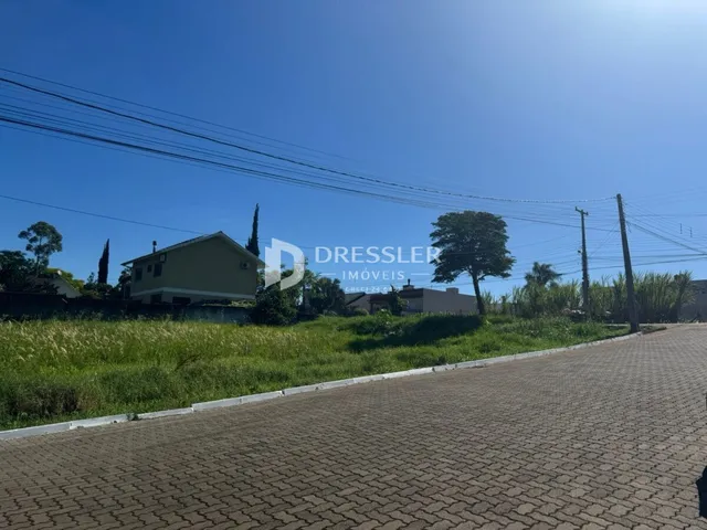 Fachada de uma residência em Lajeado com paisagem ao fundo.