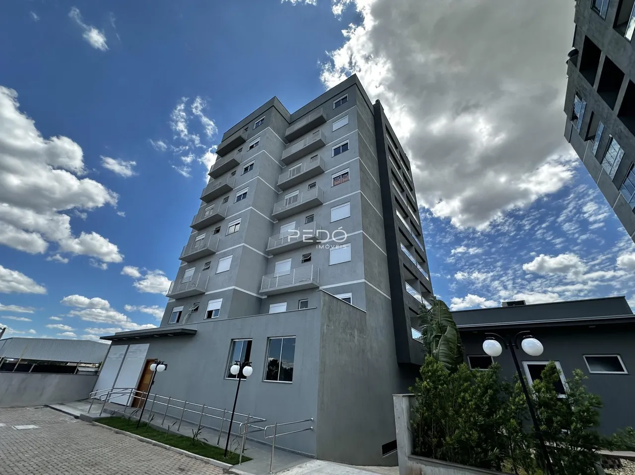 Fachada de um prédio residencial moderno em Lajeado, Brasil.