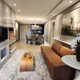 Foto de uma sala de estar com sofá e mesa de centro em um imóvel.