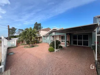 Vista externa de uma residência em Lajeado, Brasil, com área externa pavimentada.