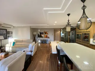 Sala de estar com sofá e piso de madeira em um imóvel.