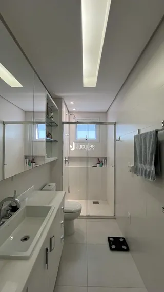 Foto de um banheiro moderno com revestimento branco.