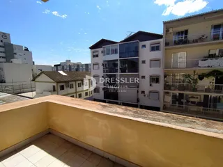 A foto mostra a fachada de edifícios em Lajeado, Brasil.