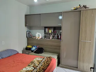 Quarto com cama e armário em um imóvel no Brasil.