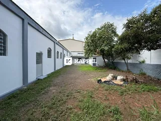 Exterior da fachada de uma residência em Lajeado, Brasil, com área gramada em frente.