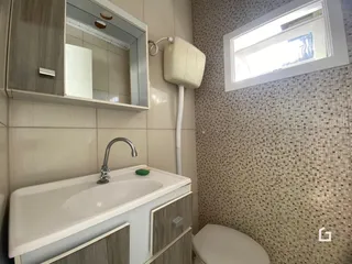 Foto de um banheiro com pia e vaso sanitário em Lajeado.