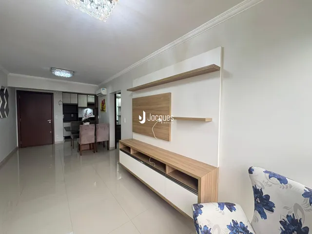 Sala de estar com piso de cerâmica e estante de madeira.