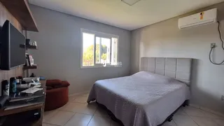 Quarto com cama e janela em um imóvel no Brasil.