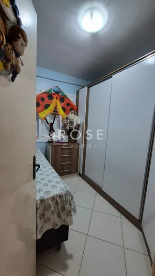 Quarto com cama e armário em um imóvel.