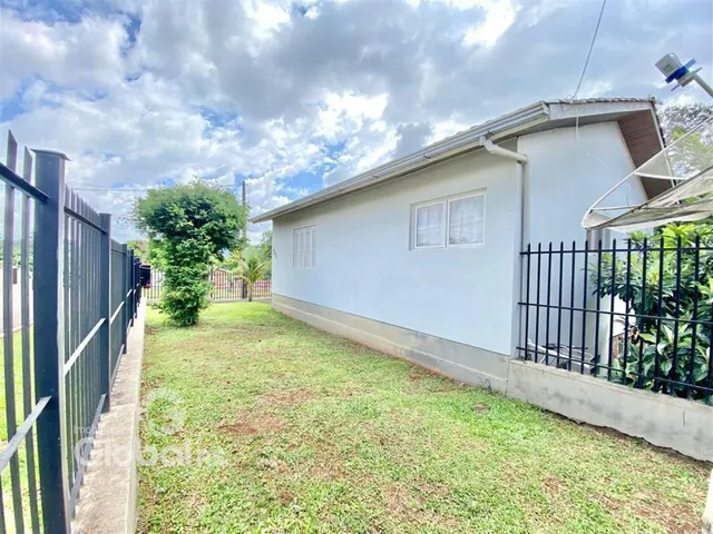 Vista externa de uma casa com jardim e cercas em Lajeado, Brasil.