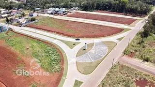Vista aérea de um terreno com áreas de terra e vegetação em Lajeado, Brasil.
