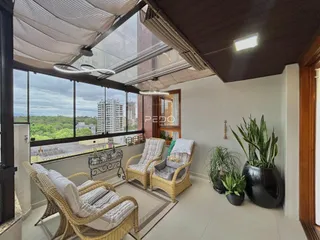 Varanda com móveis de vime e vista para a paisagem urbana.