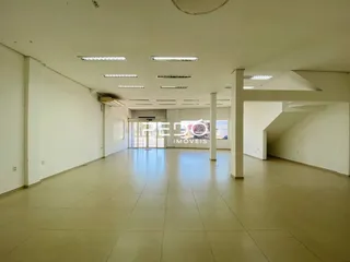 Hall de entrada de um imóvel com piso de cerâmica claro.
