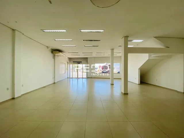 Hall de entrada de um imóvel com piso de cerâmica claro.