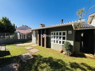 A fachada de uma casa em Lajeado, Brasil, com jardim gramado.