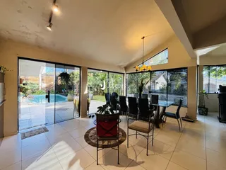 Sala de estar com acesso a uma área externa e piscina.