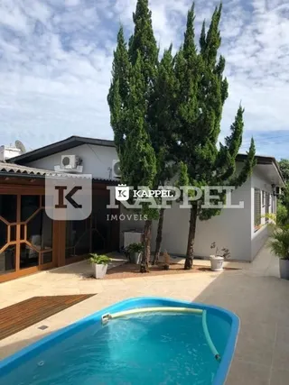 Foto de uma piscina externa em uma propriedade em Lajeado.