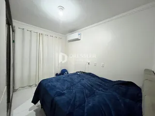 Foto de um quarto com cama e janela em um imóvel.