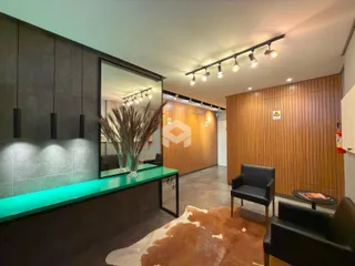 Interior moderno com painéis de madeira e um espelho grande em uma sala.