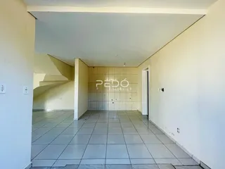 Hall de entrada com piso de cerâmica em imóvel no Brasil.