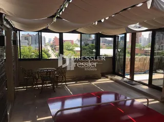 Vista interna de um ambiente com grandes janelas.