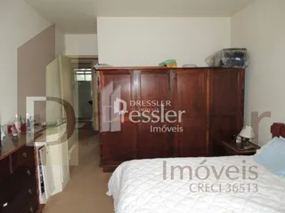 Quarto com armário de madeira escura no interior da residência.