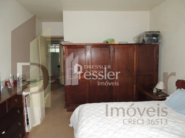 Quarto com armário de madeira escura no interior da residência.