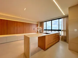 Cozinha moderna com ilha e vista panorâmica da cidade.