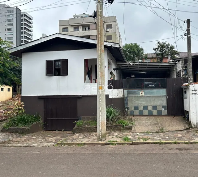 Fachada de uma casa em Lajeado, Brasil, com garagem e jardim.
