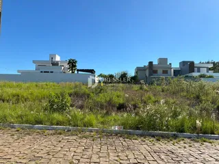 Vista externa de residências modernas em Lajeado com vegetação alta no primeiro plano.