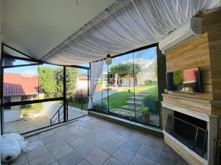 Vista de uma área externa com porta de vidro e jardim em Lajeado, Brasil.