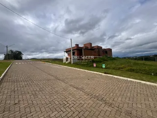Vista da fachada de uma casa em Lajeado, Brasil, ao longo de uma estrada pavimentada.